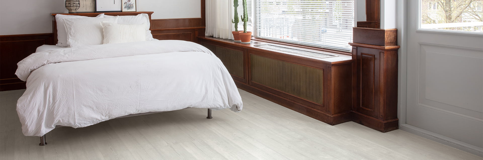 biela vinylová podlaha v spálni od spoločnosti Quick-Step